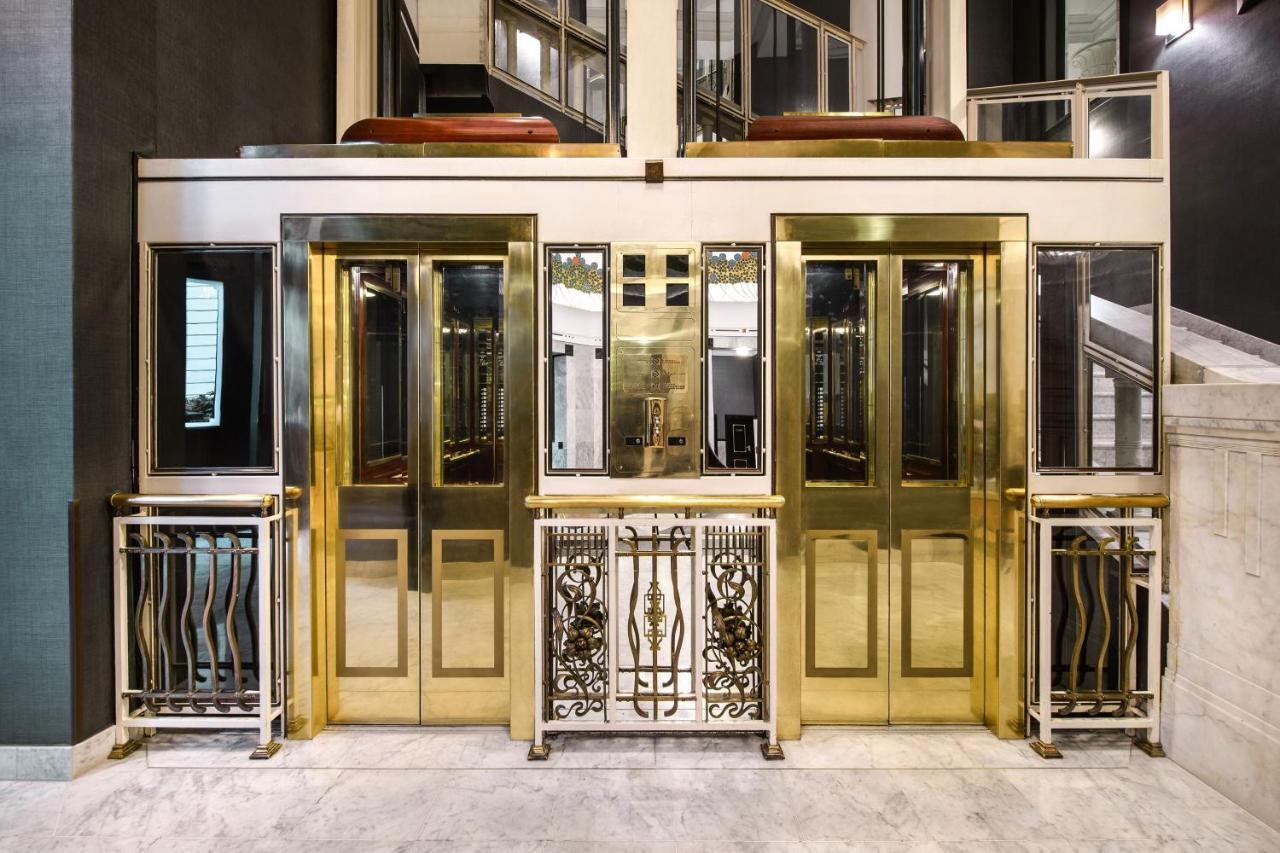 فندق لو ميريديان بريستول وارسو المظهر الخارجي الصورة The elevators at the top of the staircase