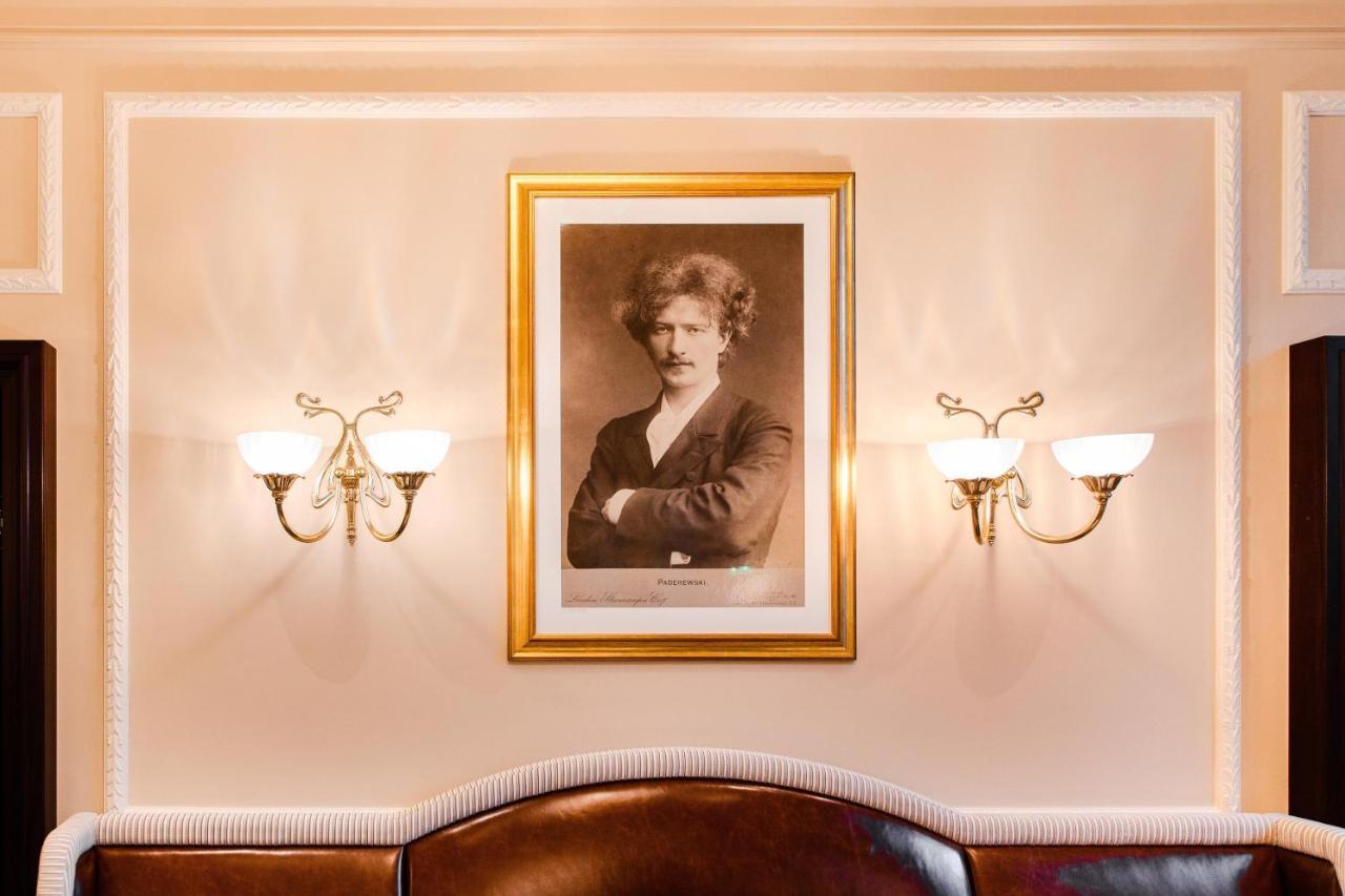فندق لو ميريديان بريستول وارسو المظهر الخارجي الصورة The portrait of the composer in the lobby of the Vienna International Centre