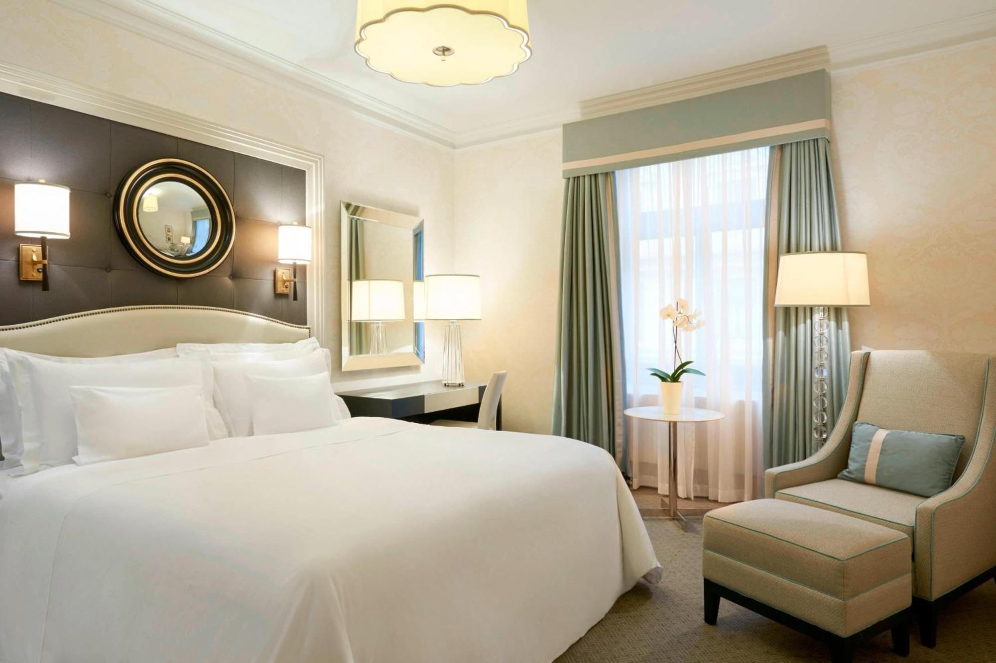 فندق لو ميريديان بريستول وارسو المظهر الخارجي الصورة A room at the Waldorf Astoria Berlin