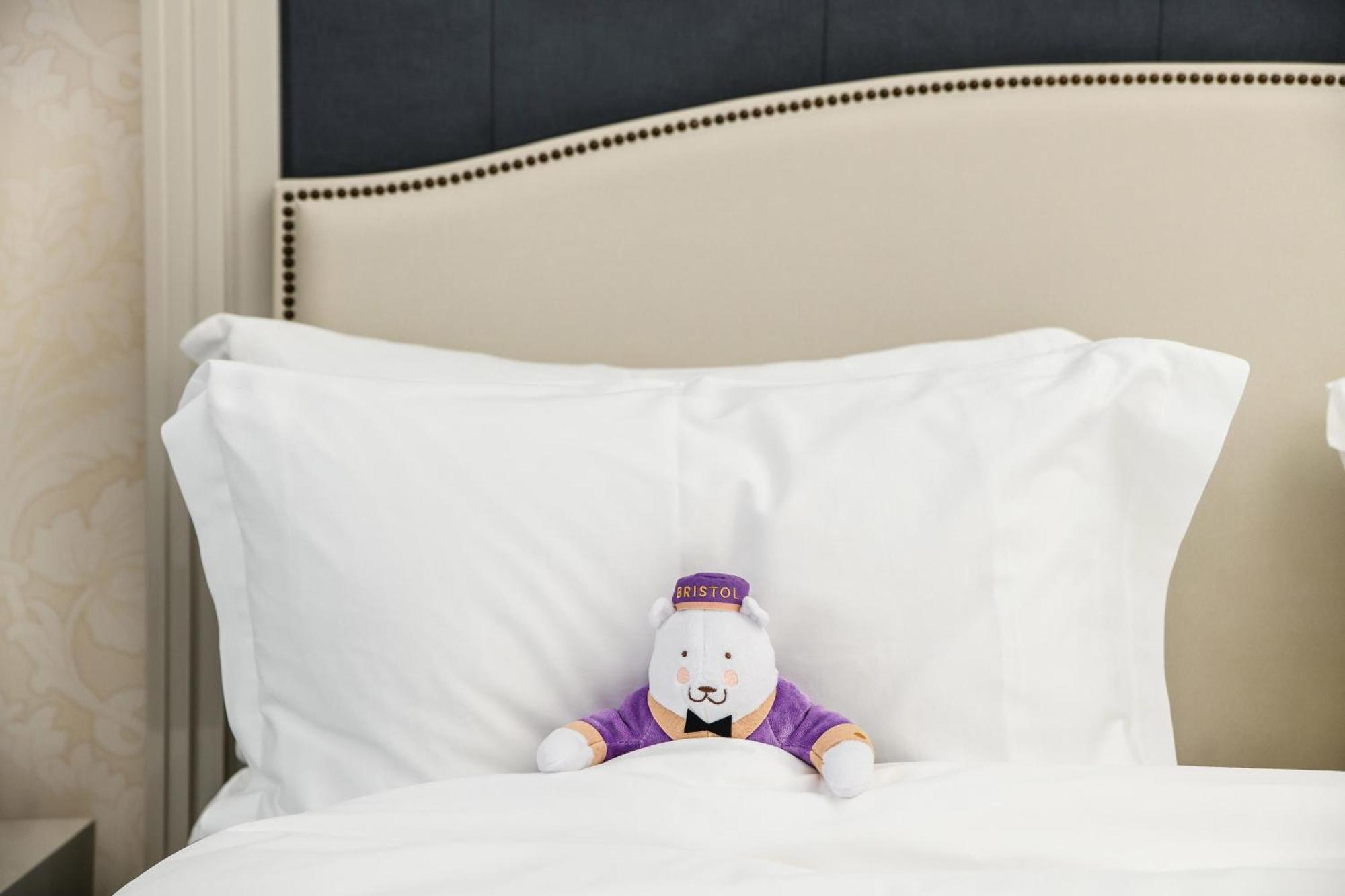 فندق لو ميريديان بريستول وارسو المظهر الخارجي الصورة The hotel's mascot, the "Purple Bear"
