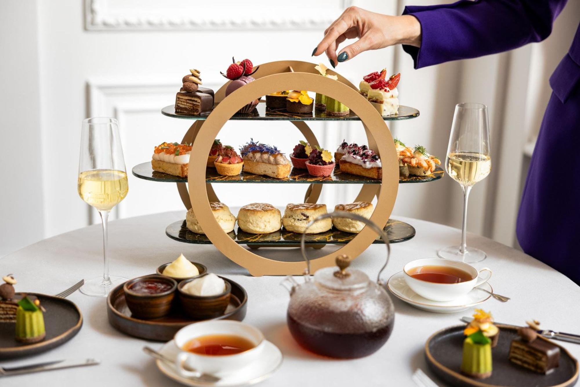 فندق لو ميريديان بريستول وارسو المظهر الخارجي الصورة Afternoon tea at the Emirates Lounge in Dubai International Airport